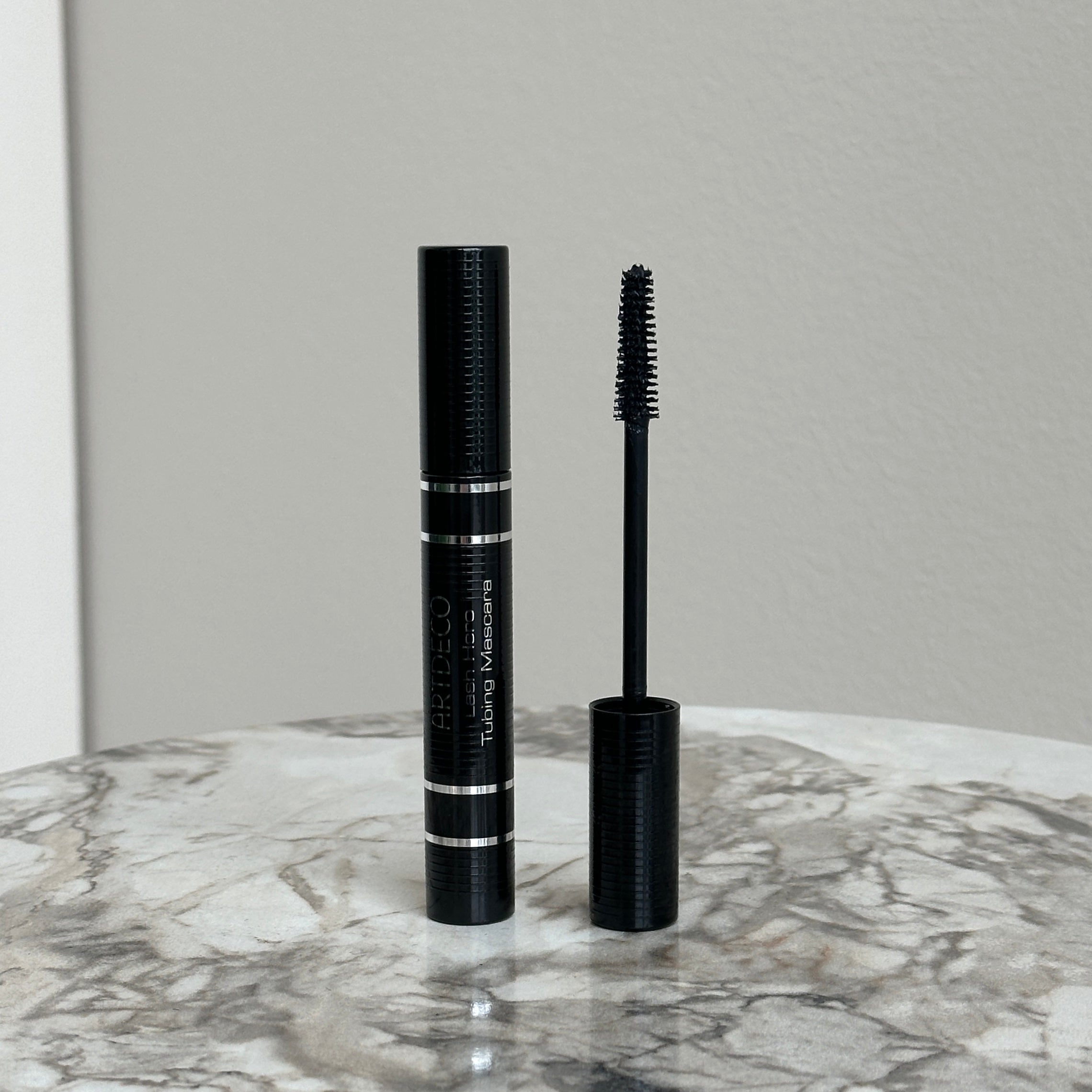 Lämpimällä vedellä poistettava hoitava ripsiväri