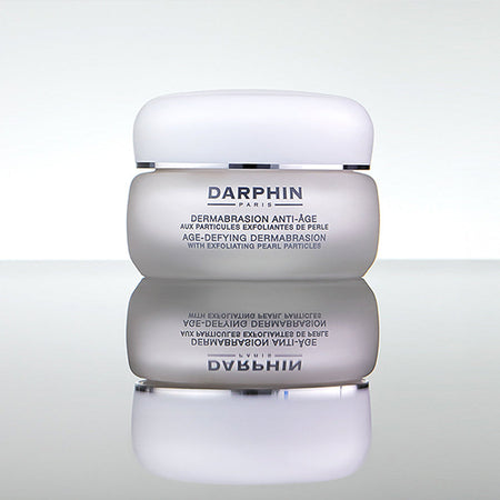 Monitehoinen kuorintavoide ikääntyneelle iholle