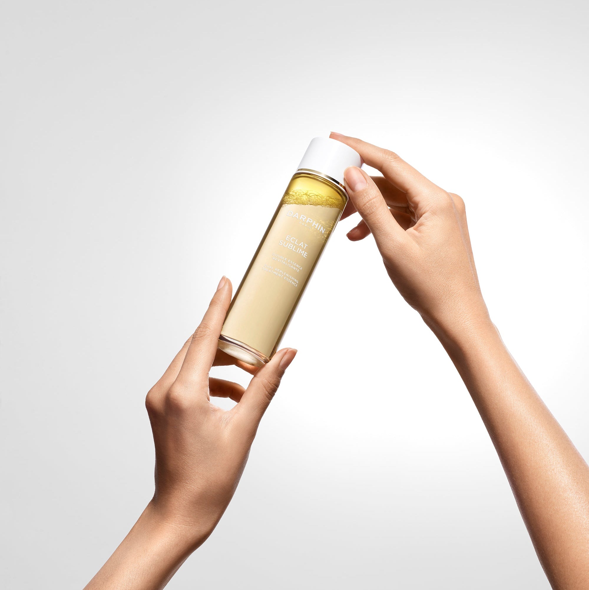 Ravitseva, kosteuttava ja täyteläistävä hoitoneste ikääntyneelle iholle